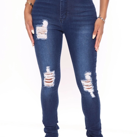 Distressed high rise women's jeans. Size 7 - Picture 1 of 2